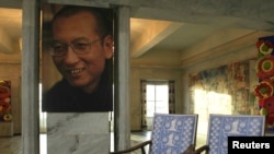 Залда Лю Сяобонун чоң сүрөтү илинип, атайын ага ажыратылган орун бош турду.