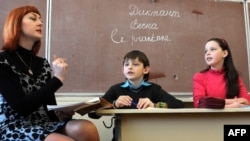 Депутатов раздражают короткие юбки на учительницах