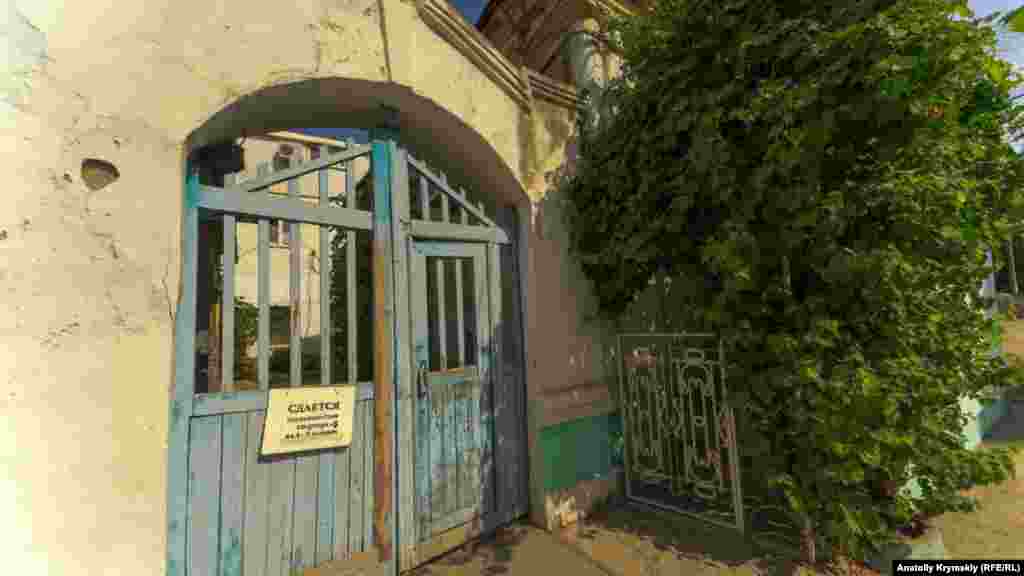 Але вже найближчими днями синоптики прогнозують суттєве похолодання. &nbsp; Кореспондент Крим.Реалії встиг зафіксувати завершальні акорди пляжного сезону в Євпаторії