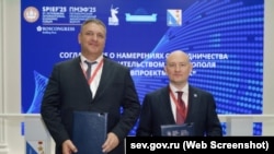 Российский глава Севастополя Михаил Развожаев (справа) и учредитель ООО «Севпроектмонтаж» Михаил Чернятин во время подписания соглашения на ПМЭФ. Скриншот с сайта https://sev.gov.ru