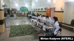 Парламенттик шайлоо. Нарын облусу. 4-октябрь, 2020-жыл. Иллюстрациялык сүрөт.