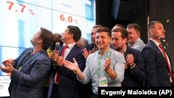 Президент Владимир Зеленский жана анын санаалаштары экзит-полдун жыйынтыгына көз салууда. Киев, 21-июль, 2019-жыл.