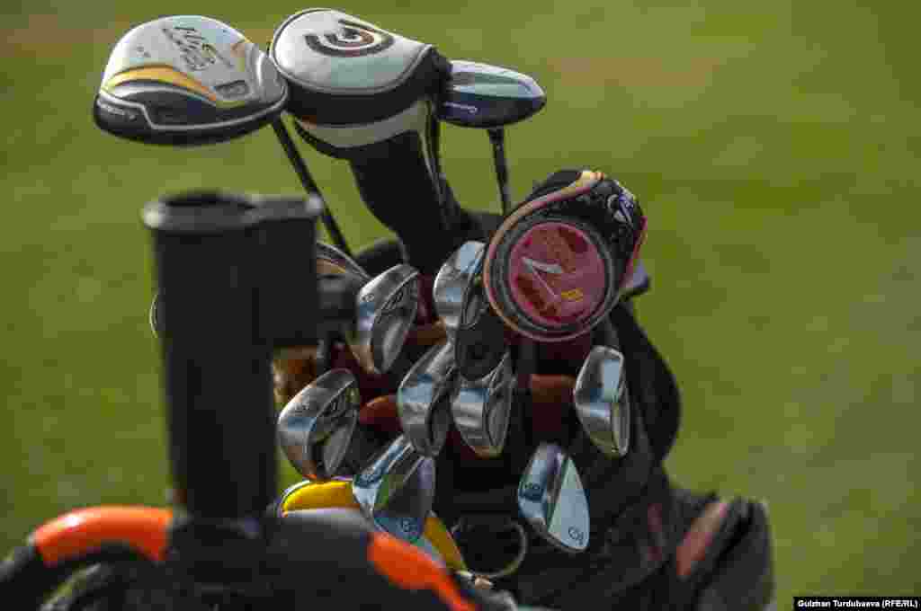 Инструменты для гольфа стоят от 50 до 150 тысяч сомов. В течение года игроки тратят свыше 2000 долларов.&nbsp;