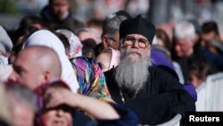 Очередь к мощам св. Николая у храма Христа Спасителя в Москве