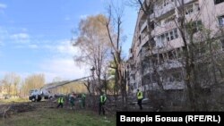 Спасательные службы на месте обстрела города Кривой Рог 5 апреля