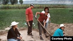 Студент-археологдор Кочкор-Башы шаарчасынын урандылары калган жерди казуу учурунда.1-июль, 2011.