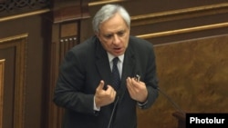 Вардан Осканян обращается к депутатам с трибуны парламента, Ереван, 1 октября 2012 г.