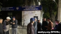 Алматыда кармалган активисттердин тарапташтары  полиция департаментинин алдында турушат. 29-сентябрь, 2024-жыл.
