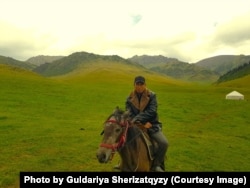 Қазақстанға келген соң Алматы облысындағы Ұзынағаш ауылына қоныстанған Әлімнұр Тұрғанбай біраз жыл біреудің малын бағып, күн көрген (отбасы архивіндегі фото)