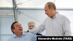 Герхард Шредер менен Владимир Путин.