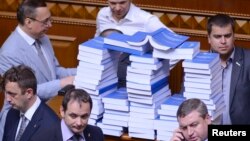 Опозиція блокує трибуну Верховної Ради, Київ, 6 травня 2013 року