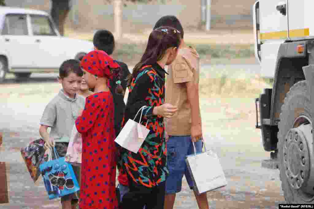  Идгардаки кӯдакони тоҷик. Дар Тоҷикистон баргузории идгардаки кӯдакон иҷоза нест, вале бисёр хонаводаҳо бовар доранд, ки ин маросиме, ки соле як бор барпо мешавад ва як шодии дастаҷамъии атфол аст, набояд аз онҳо гирифта шавад