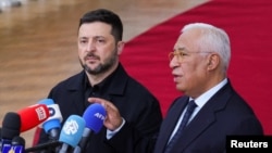 Ukrayna prezidenti Volodimir Zelenski və Aİ Şurasının prezidenti Antoniu Koşta Brüsseldə Aİ liderlərinin sammitində.