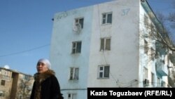 Дом, с крыши которого, предположительно, велась видеосъемка, выложенная в Интернет, со свидетельствами стрельбы полицейскими боевыми патронами во время событий 16 декабря 2011 года в Жанаозене.  Город Жанаозен Мангистауской области, 17 февраля 2012 года.