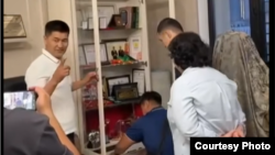 Шайлообек Атазовдун үйү тинтүүгө алынганы боюнча видеодон алынган сүрөт.