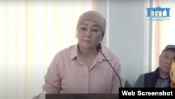 Гульбара Бишембиева, мать убитого подростка, дает показания в суде. 18 апреля 2025