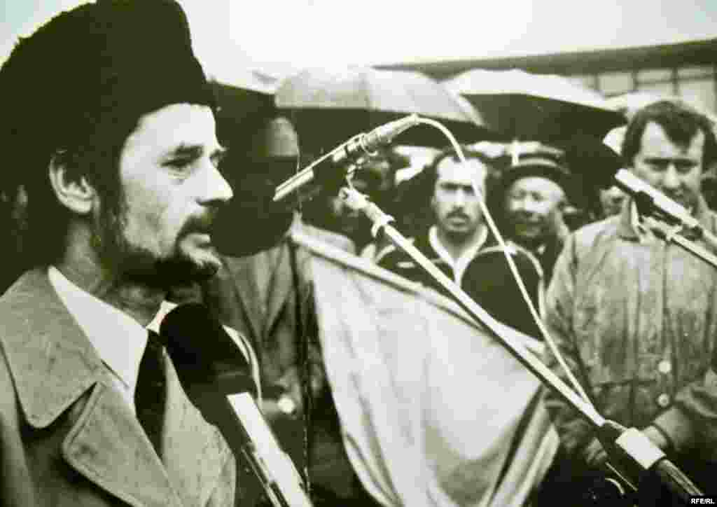 Кырым татарларын илләреннән сөргән көн истәлегенә