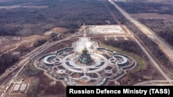 30 квітня стало відомо, що в Росії перенесли урочисте відкриття споруди, яку неофіційно називають «головним храмом Міністерства оборони»