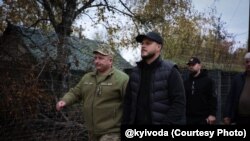 Кіраўнік Кіеўскай вобласьці Мікола Калашнік (у цэнтры) у чарнобыльскай зоне знаёміцца з фартыфікацыйнымі збудаваньнямі, 19 кастрычніка 2025