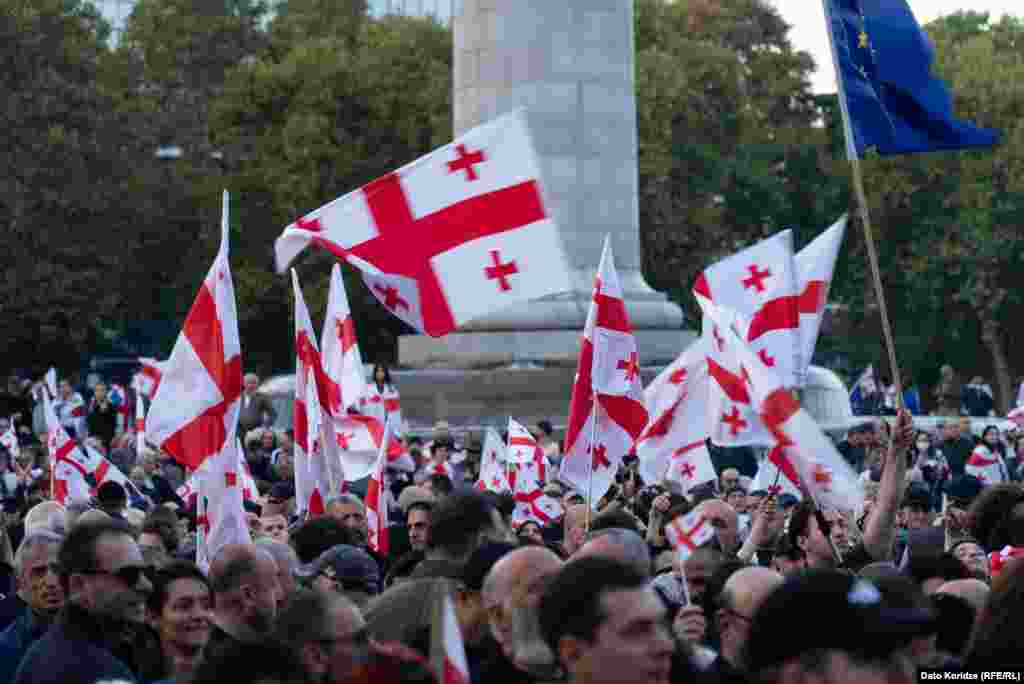 Члени опозиції заявляли про плани продовжувати «революцію прапорів». Протести в Грузії вже підтримали лідери інших країн, зокрема європейських