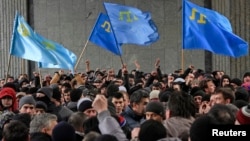 Кырымтатарлар Акмәчеттә референдумга каршы протест чарасында. 26 февраль 2014