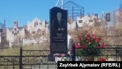 Казат Акматовдун эстелиги