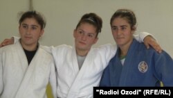 Шоҳида Қаландарова (аз чап), Шукрона Қарчиева(байн) ва Мавлуда Саъдуллоева (аз рост)