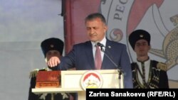 Несмотря на послеинаугурационное обещание сформировать кабмин в течение полутора-двух недель, указы главы государства стали появляться спустя месяц после его избрания