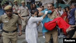 После взрыва в Дели выносят пострадавших