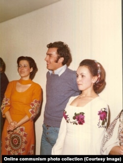 Ніку Чаўшэску (у цэнтры) у атачэньні жанчын падчас вечарыны. 1976 год. Чаўшэску-малодшы пасьля пакараньня сьмерцю бацькоў быў засуджаны на турэмнае зьняволеньне. Ён памёр ад хваробы пячонкі ў Вене ў 1996 г. у 45 гадоў.