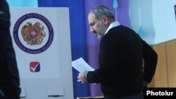 Armenia - Prime Minister Nikol Pashinian votes in municipal elections in Yerevan, 23 September 2018.
