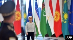 Ýewropa Komissiýasynyň ýolbaşçysy Ursula fon der Laýen 2025-nji ýylyň 4-nji aprelinde Samarkantda ÝB – Merkezi Aziýa sammitiniň dowamynda duşuşyga başlamak üçin girýär.