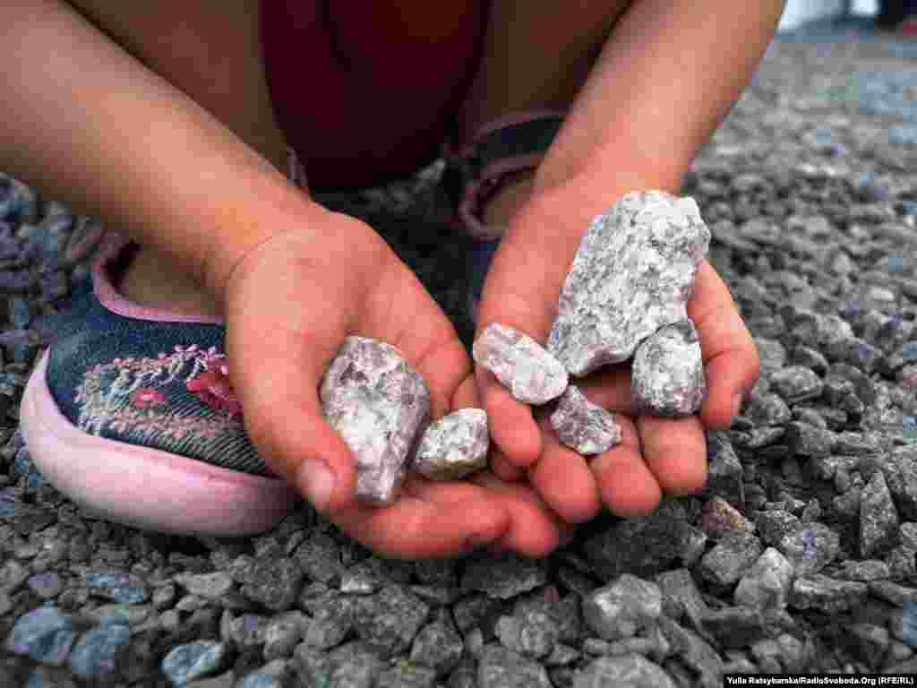 Діти граються камінцями гравію