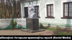 Бюст Касьцюшкі каля музэю ў Малых Сахновічах, 2019 год