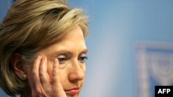 Год назад Хиллари Клинтон тоже пришлось действоват в непростой ситуации (Иерусалим, март 2009 года).