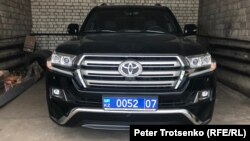 Автомобиль Toyota Land Cruiser 200, который был приобретен акиматом Зеленовского района Западно-Казахстанской области за 24,5 миллиона тенге.