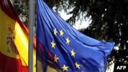 Флаги Испании и Евросоюза
