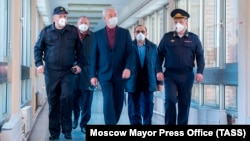 Сергей Собянин инспектирует больницу для лечения больных COVID-19 в Москве