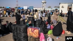  شماری از خانواده های مهاجر افغان پس از بازگشت از ایران در مرز اسلام قلعه