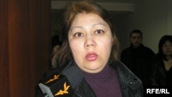 Бахыт Тлеспаева, ответчица по иску банка, дает интервью в коридоре Медеуского районного суда. Алматы, 13 марта 2009 года. 