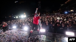 Форвард національної збірної Грузії Буду Зівзівадзе святкує з уболівальниками перемогу команди у фіналі плей-офф кваліфікації ЄВРО-2024 проти Греції в Тбілісі 27 березня