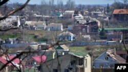 Поселок Широкино заметно разрушен и почти покинут местными жителями. Большую его часть контролируют военные формирования сепаратистов. Фото 15 апреля 2015 года.