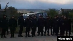 Сотрудники силовых органов на месте обысков у крымских татар. Бахчисарай, 11 октября 2017 года.