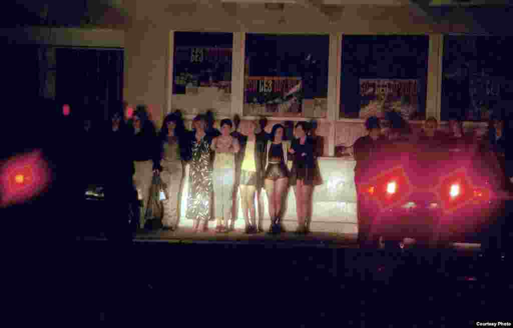 Шеренга проституток в свете фар автомобилей потенциальных клиентов на ночном Ленинградском проспекте в Москве, конец 1990х. 