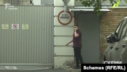 Вже за декілька хвилин «Схемам» вдалося зафіксувати, як ця приватна особа потрапила на закриту територію Офісу президента вже з іншого боку