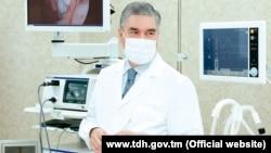 Президент Туркменистана Гурбангулы Бердымухамедов на церемонии открытия COVID центра в селе Ызгант, Ахалского велаята. Фото с вебсайта государственного информационного агентства ТДХ