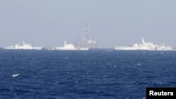 Кытай кемелери Түштүк Кытай деңизинин Вьетнам талашкан бөлүгүндөгү мунай бургулоочу жабдууларды кайтарып турат. 14-май, 2014-жыл. 