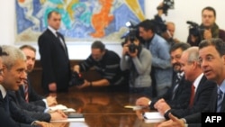 Сербія - Президент Борис Тадіч (ліворуч) під час зустрічі з головний прокурором Міжнародного трибуналу для колишньої Югославії Сержом Браммерцом (праворуч), Белград, 5 листопада 2009 року.