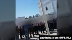 Очередь у банкомата. Туркменистан, август, 2020