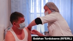 Коронавирус инфекциясына каршы эмделип жаткан жаран. Бишкек. Март, 2021-жыл.